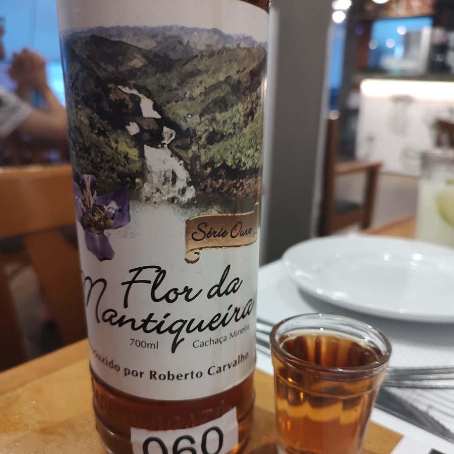 CACHAÇA FLOR DA MANTIQUEIRA OURO