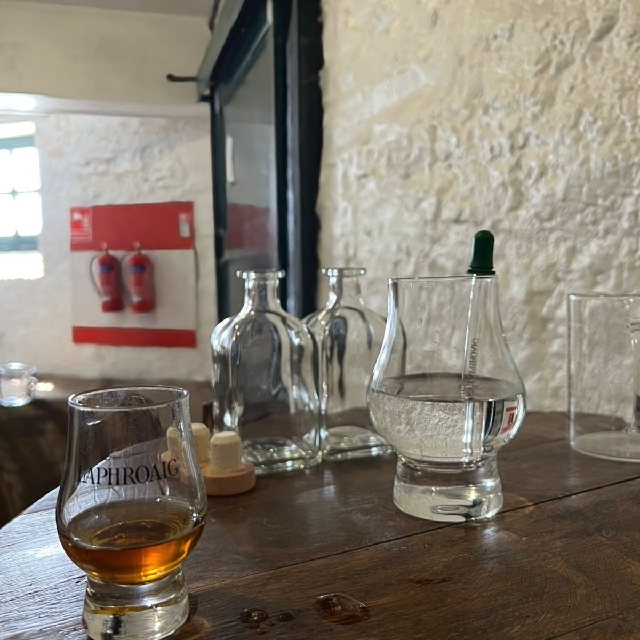 Laphroaig 18yo Straight from the Cask, Distillery exclusive