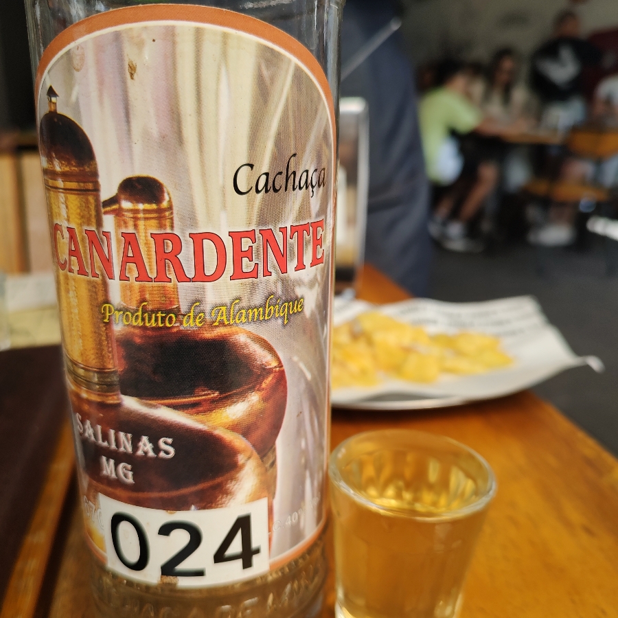 CACHAÇA CANARDENTE OURO AMBURANA JEQUITIBÁ ROSA