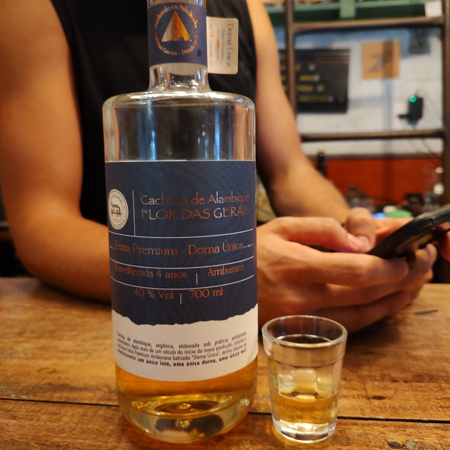 CACHAÇA FLOR DAS GERAIS EXTRA PREMIUM AMBURANA DORNA ÚNICA