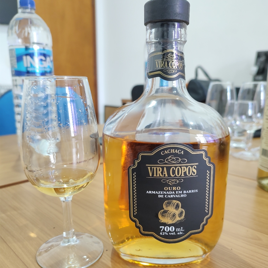 CACHAÇA VIRA COPOS OURO ARMAZENADA EM CARVALHO