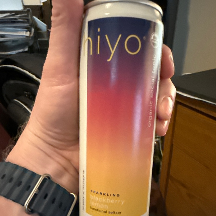 hiyo Sparkling blackberry lemon functional seltzer