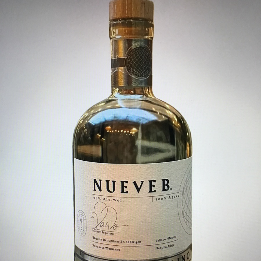 Nueve B. Añejo Cristalino