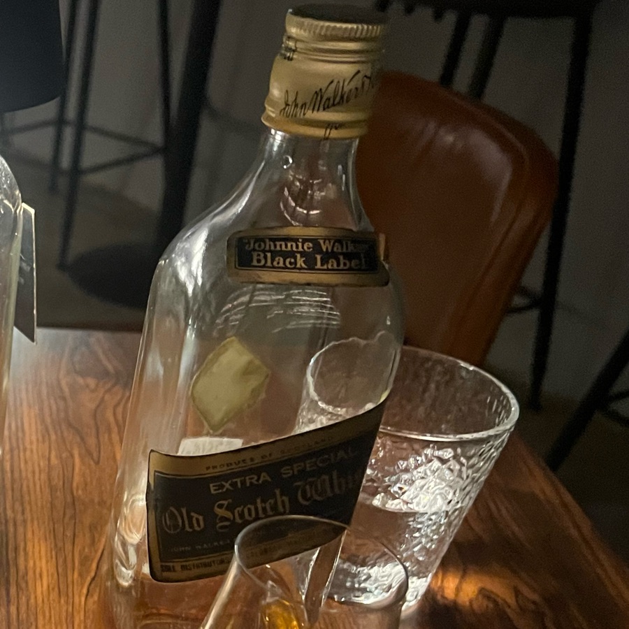 Johnnie Walker Black Label Extra
Special Old Scotch Whisky Bot.1970s
