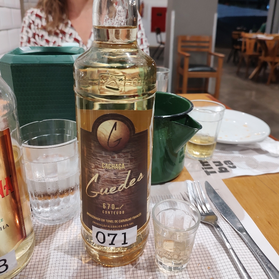 CACHAÇA GUEDES OURO CARVALHO FRANCÊS